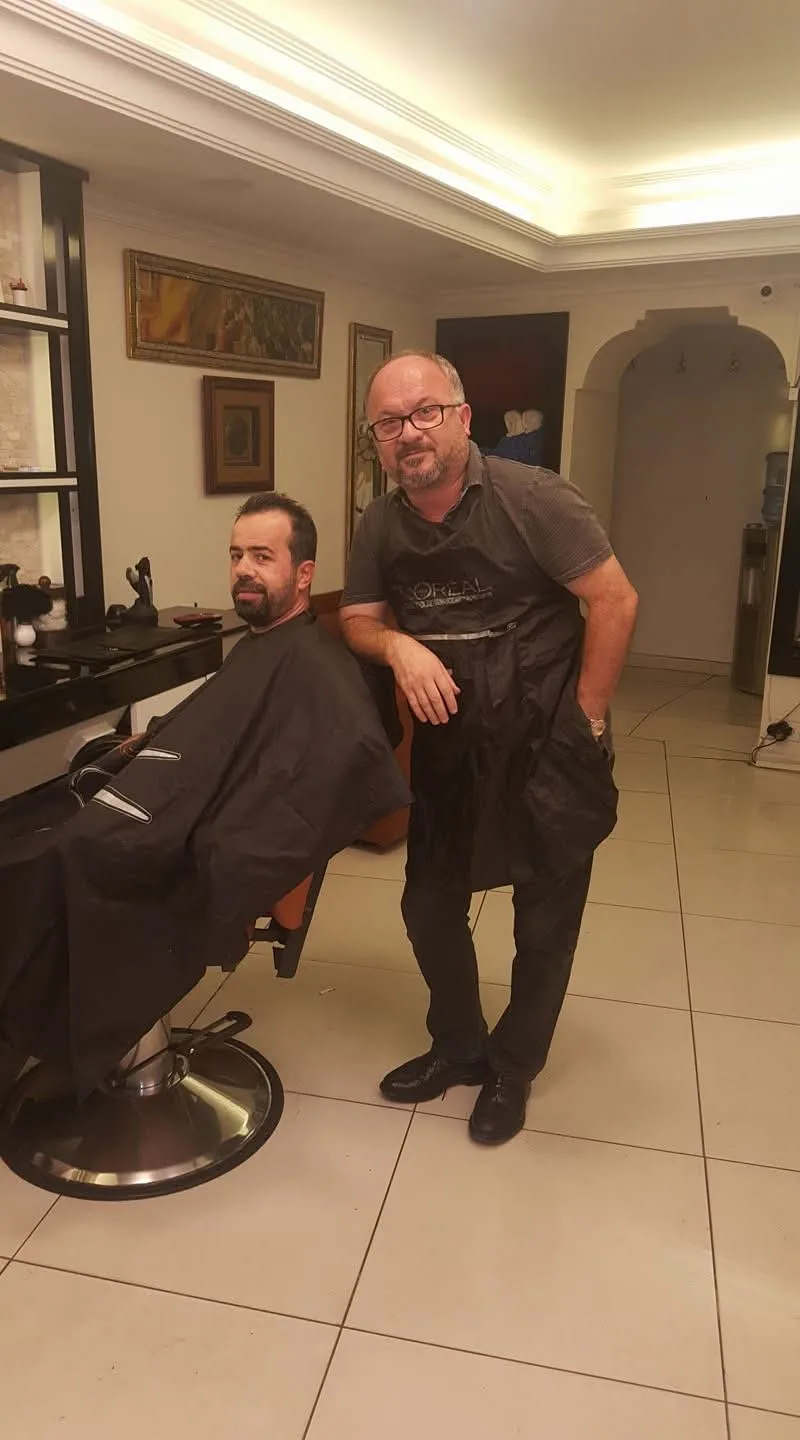 Usta ve koltukta bekleyen müşteri